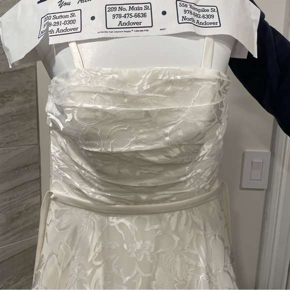 Beautiful ivory wedding gown - Picture 4 of 11